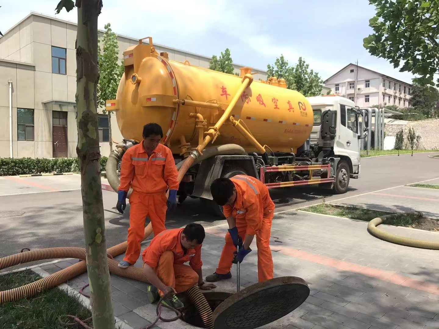 濉溪管道疏通车停在窨井附近